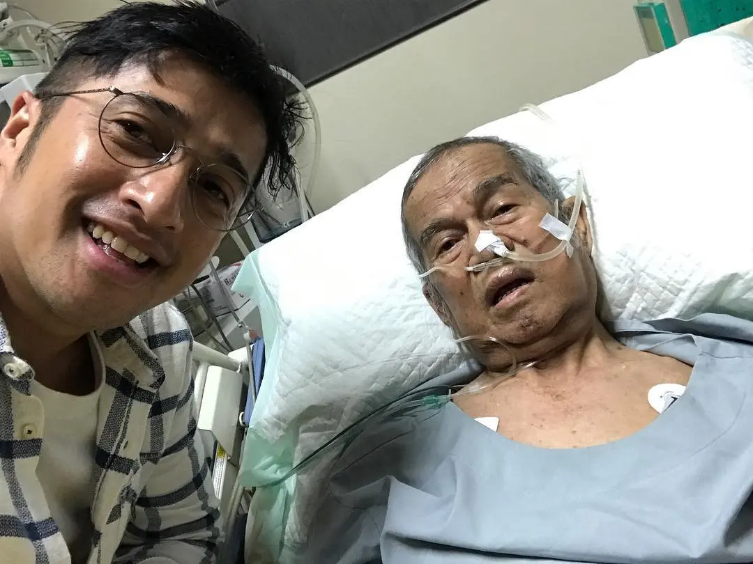 Irfan Hakim dan ayahnya yang sedang dirawat di rumah sakit. (Instagram - @irfanhakim75)