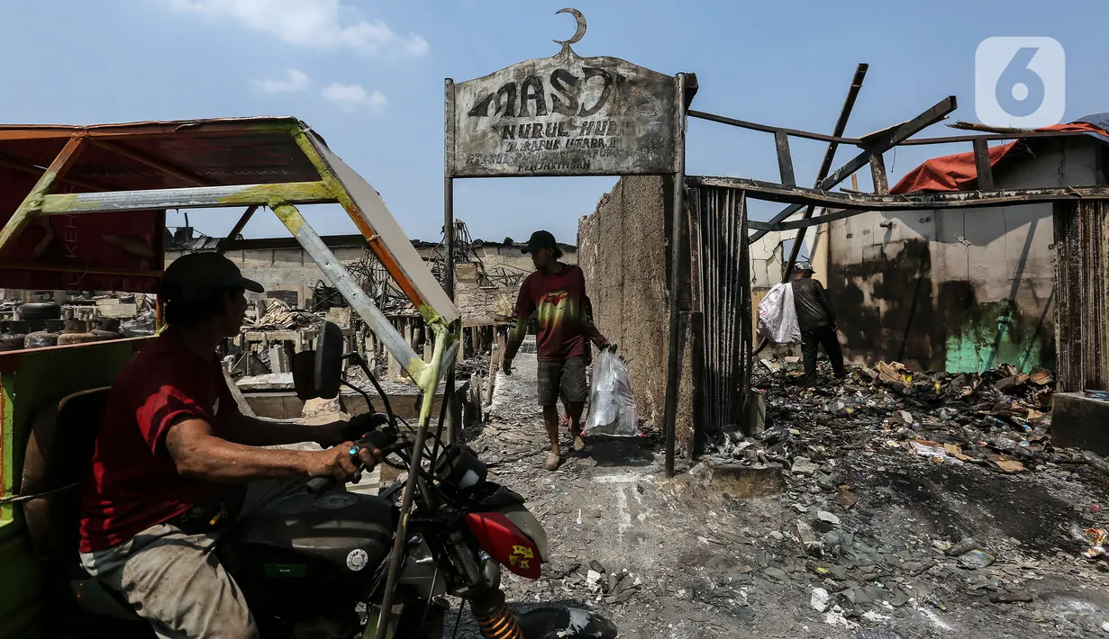 Sementara itu, beberapa warga terlihat mendatangi lokasi kebakaran. Mereka mencari barang-barang yang masih bisa diselamatkan di antara sisa-sisa bangunan. (Liputan6.com/Johan Tallo)