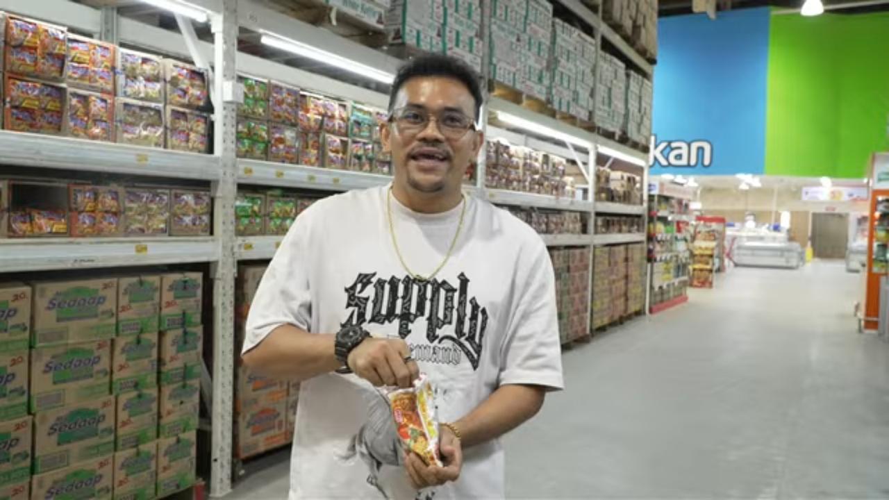 Gokil, Ebel Cobra Makan Mi Instan Mentah di Supermarket 'Seumur-umur Enggak Makan Begini
