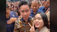 Viral Siswi Berkali-kali Salaman dan Foto Bersama Gibran Rakabuming, Warganet Singgung Selvi Ananda.&nbsp; foto: TikTok @anothersideofashaa