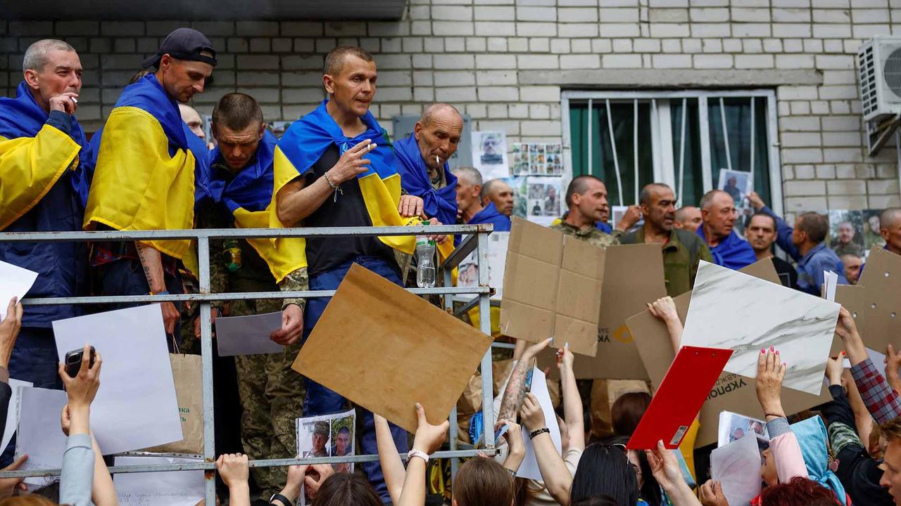 FOTO : Momen Tentara Ukraina kembali ke Negaranya Usai Pertukaran Tawanan Perang