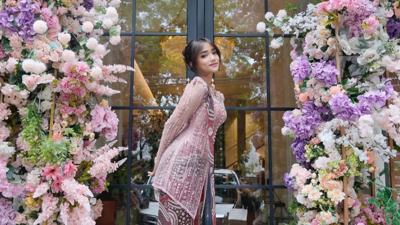 Model Rok Kebaya Modern ala Fuji, Tren Baru yang Wajib Dicoba!