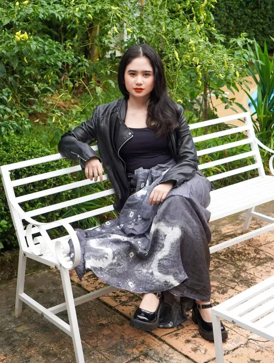 <p>Jika ingin tampil maksimal saat berkain kamu dapat memasangkannya dengan leather jacket, lho.&nbsp;(instagram/tissabiani)</p>