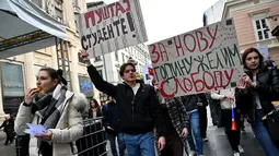 Para pengunjuk rasa menghubungi sejumlah kementerian dan kantor pemerintah lokal untuk menuntut pembukaan daftar pemilih. (Andrej ISAKOVIC / AFP)
