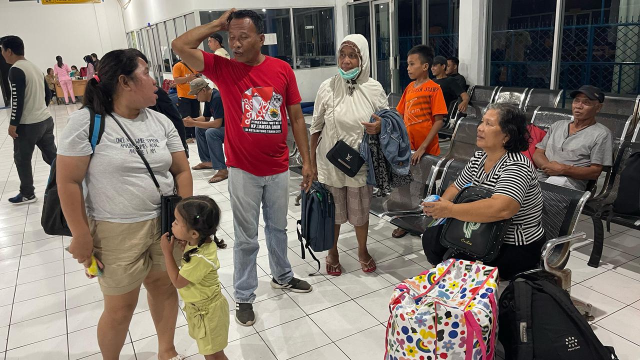 Puluhan pengungsi dari Pulau Tagulandang, Kabupaten Kepulauan Sitaro, Sulut, tiba di Pelabuhan Bitung, Kamis (18/4/2024) malam.