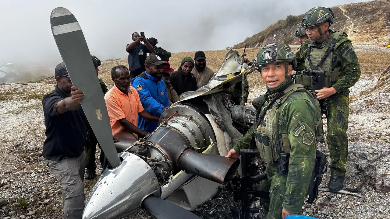 Panglima Komando Gabungan Wilayah Pertahanan (Kogabwilhan) III Letjen TNI Lucky Avianto memimpin langsung proses evakuasi puing-puing pesawat milik PT Associated Mission Aviation (AMA) dengan registrasi PK-RCY.