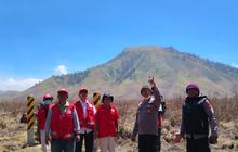PMI Probolinggo Berjibaku Padamkan Karhutla Gunung Bromo, Hadapi Medan Sulit