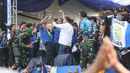 Pemain Persib Bandung, Beckham Putra menari di atas panggung saat merayakan gelar juara BRI Liga 1 2023/2024 di kediaman Umuh Muchtar, Tanjungsari, Sumedang, Minggu (02/06/2024). (Bola.com/M Iqbal Ichsan)