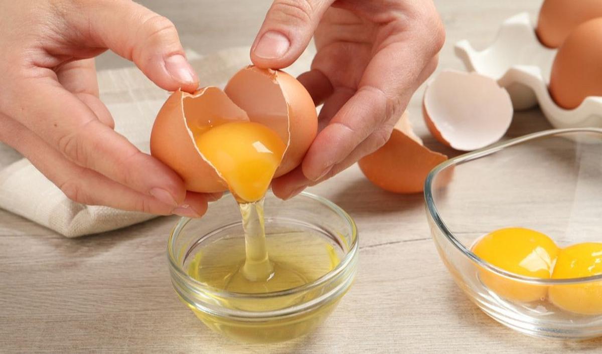 <b>Pisahkan Putih dan Kuning Telur</b>