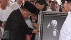 Menko Perekonomian Darmin Nasution saat menghadiri pemakaman Pengacara Senior Adnan Buyung Nasution di TPU Tanah Kusir, Jakarta Selatan, Kamis (24/9/2015). (Liputan6.com/Angga Yuniar)
