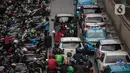 Kendaraan terjebak macet di Jalan Rasuna Said, Kuningan, Jakarta, Rabu (22/1/2020). Kemacetan di depan Kantor Kemenkumham ini  imbas dari unjuk rasa warga Tanjung Priok yang memprotes dan menuntut Menkumham Yasonna Laoly minta maaf. (Liputan6.com/Faizal Fanani)