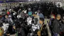 Pada H-4 lebaran 2025, suasana di Pelabuhan Ciwandan, Banten dipadati oleh pemudik motor yang hendak menyeberang ke Pelabuhan Bakauheni, Lampung di Pulau Sumatera. (Liputan6.com/Herman Zakharia)