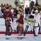 Menang lomba kostum terbaik, AHY dan Annisa Pohan maju ke lapangan dan mendapat hadiah sepeda dari Presiden Jokowi. RI-1 lantas menyelamati mereka. (Foto: Dok. Instagram @agusyudhoyono)