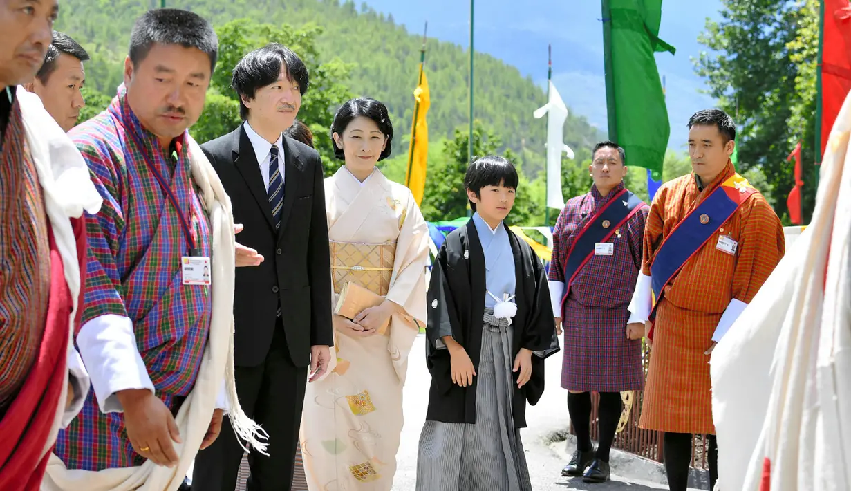 Putra Mahkota Jepang Akishino (keempat kiri), Putri Mahkota Kiko (keempat kanan) dan putra mereka yang berusia 12 tahun, Pangeran Hisahito (ketiga kanan) mengunjungi Tashichhodzong untuk bertemu Raja Bhutan Jigme Khesar Namgyel Wangchuck di Thimphu (19/8/2019). (AFP Photo/Japan Out/Jiji Press)