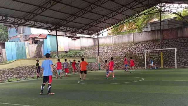 Anak Bermain di Luar Rumah