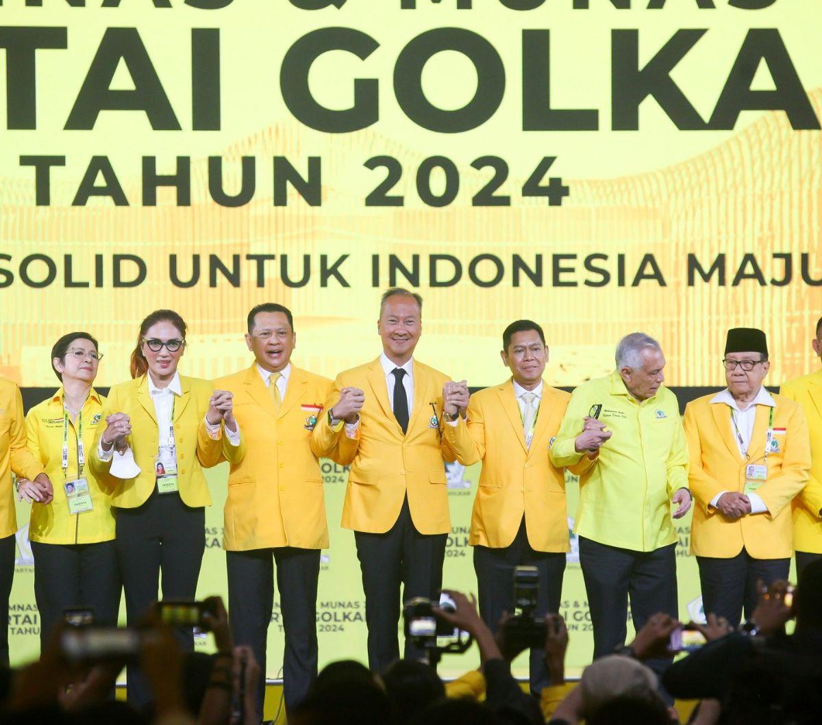 Plt Ketua Umum Partai Golkar Agus Gumiwang Kartasasmita (tengah) bergandengan dengan jajaran pengurus Partai Golkar saat pembukaan Rapimnas dan Munas XI Partai Golkar di Jakarta Convention Center, Jakarta, Selasa (20/8/2024). Rapimnas dan Munas Partai Gol