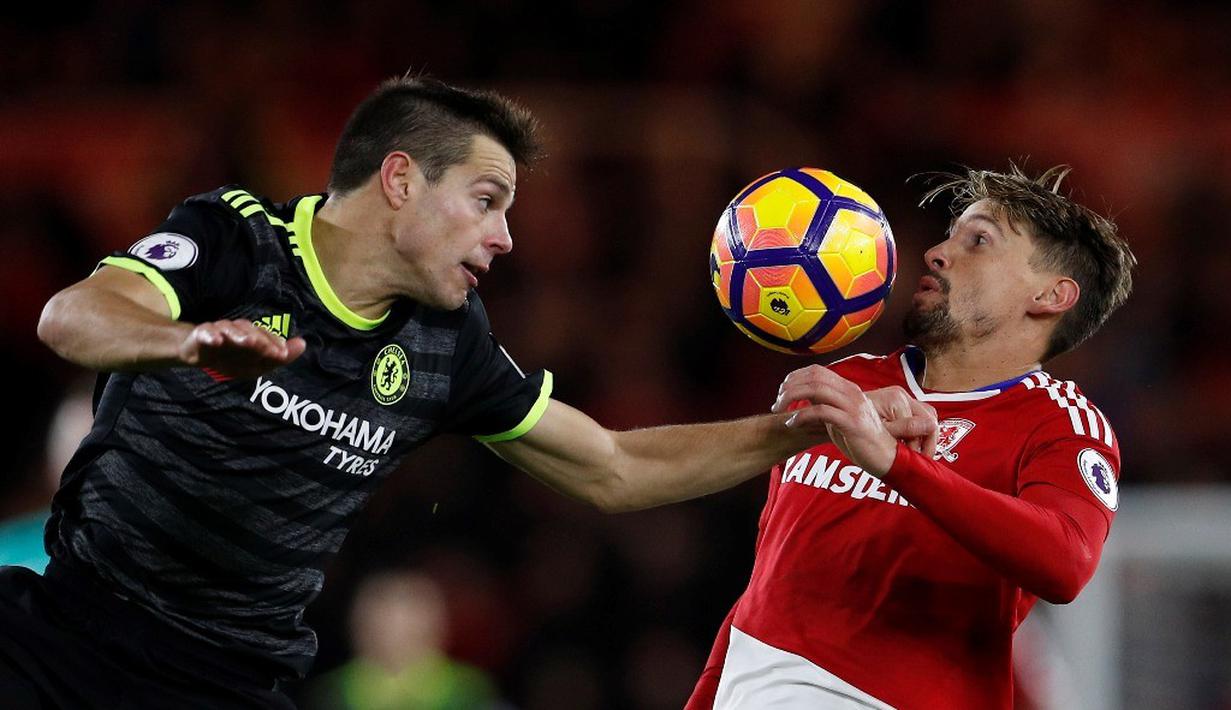 Pemain Chelsea, Cesar Azpilicueta (kiri), berduel dengan pemain Middlesbrough, Gaston Ramirez, dalam lanjutan Premier League di Stadion Riverside, Middlesbrough, Minggu (20/11/2016). (Action Images via Reuters/Lee Smith)