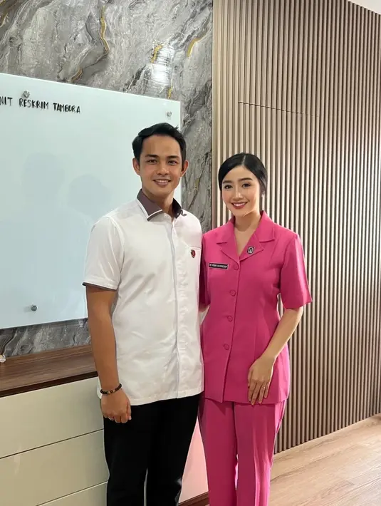 Dalam foto tersebut, Febby berpose mesra dan serasi bersama sang suami. Drajad Djumantara tampak gagah dalam seragam dinas berwarna putih, melengkapi potret harmonis mereka berdua. Kebersamaan pasangan ini memancarkan kehangatan dan kebahagiaan. (Liputan6.com/IG/@febbyrastanty)
