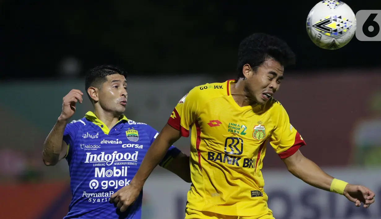 Bek Bhayangkara FC, Nur Hidayat (kanan) menahan bola yang mengarah ke pemain tengah Persib, Esteban Vizcarra pada lanjutan Shopee Liga 1 Indonesia di Stadion PTIK, Jakarta, Rabu (23/10/2019). Laga kedua tim berakhir imbang 0-0. (Liputan6.com/Helmi Fithriansyah)