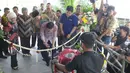 Ketua DPR Setya Novanto (tengah) memotong pita saat meresmikan Area Parkir Gedung DPR, Jakarta, Jumat (6/2/2015). Perbaikan parkiran motor ini menghabiskan anggaran sekitar Rp 3,5 miliar (Liputan6.com/Andrian M Tunay)