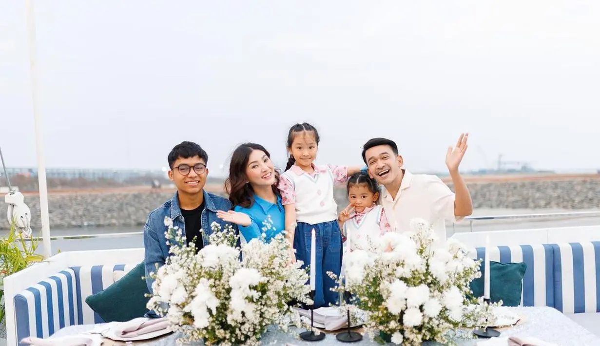 Itulah beberapa rahasia keharmonisan rumah tangga Ruben Onsu dan Sarwendah yang baru saja merayakan ulang tahun pernikahan ke-10. Ruben dan Sarwendah merayakan anniversary pernikahan bersama ketiga anaknya. [Instagram/sarwendah29]