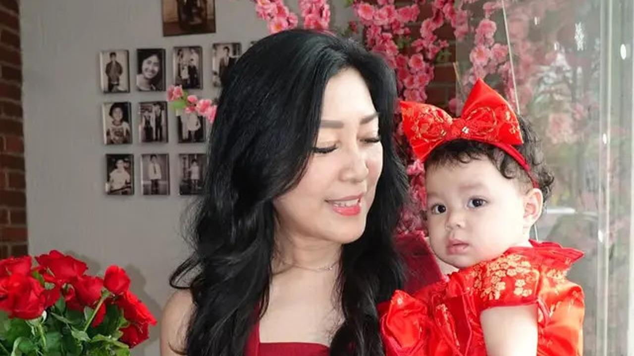 6 Potret Julie Tan Ibunda Larissa Chou Rayakan Imlek, Awet MudaGendongCucu
