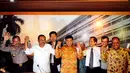 Menkopolhukam berfoto bersama Kapolri, Jaksa Agung, Komnas HAM dan Kepala BIN usai menggelar konferensi pers terkait pertemuan tertutup yang membahas pelanggaran HAM berat masa lalu, Jakarta, Selasa (21/4/2015). (Liputan6.com/Yoppy Renato)
