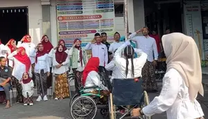 Dari Kursi Roda, Pengibar Bendera Kibarkan Merah Putih di Kudus
