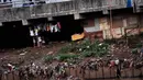 Ternyata di balik gemerlapnya Ibu Kota, masih banyak warga yang hidup di bawah garis kemiskinan, Jakarta, Senin (16/6/14). (Liputan6.com/Faizal Fanani)