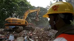 Petugas saat berada di lokasi runtuhnya sebuah bangunan di  Mumbai, India, Selasa (4/8/2015). Bangunan tersebut runtuh karena kondisinya yang sudah tak layak pakai dan menewaskan 11 orang.(REUTERS/Danish Siddiqui)