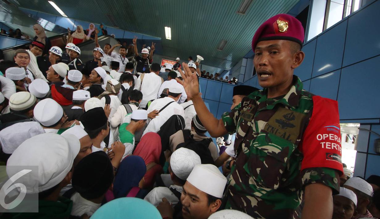 Petugas TNI menjaga keamanan di Stasiun Juanda, Jakarta, Sabtu (11/2). Mereka adalah massa yang sebelumnya menggelar kegiatan di Masjid Istiqlal dengan agenda zikir dan tausiyah nasional. (Liputan6.com/Immanuel Antonius)