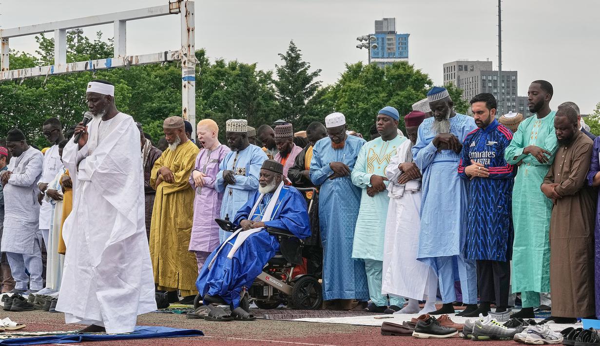 Mamdani tampil mengenakan gamis klub sepak bola Inggris, Arsenal saat melakukan salat berjamaah di Macombs Dam Park dekat Stadion Yankee, New York. (AP Photo/Richard Drew)
