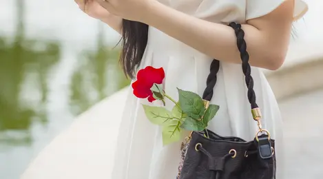 Suka Menggantungkan Tas Di Lengan Seperti Ini Kepribadianmu Lifestyle Fimela Com