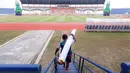 Pekerja juga sudah mulai memasang aneka atribut Piala Dunia U-17 2023 mulai dari spanduk hingga umbul-umbul memenuhi kawasan Stadion Si Jalak Harupat, Kabupaten Bandung. (Bola.com/Bagaskara Lazuardi)