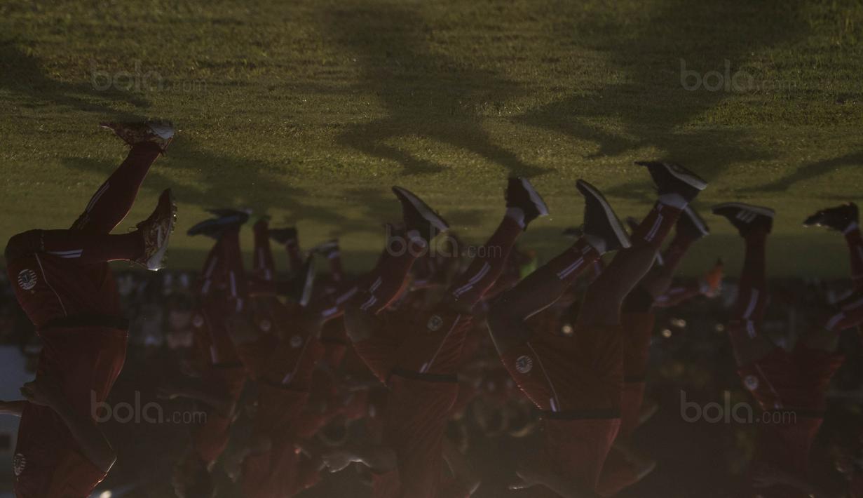 Bayangan para pemain Persija saat latihan perdana Macan Kemayoran di Lapangan Sutasoma, Jakarta, Senin (18/12/2017). Latihan ini diikuti oleh 31 pemain, yang tujuh diantaranya pemain baru. (Bola.com/Vitalis Yogi Trisna)