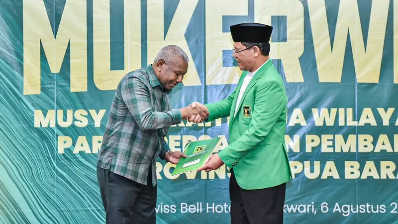 Plt Ketua Umum Partai Persatuan Pembangunan (PPP) Muhamad Mardiono menyerahkan langsung surat dukungan model B1 KWK kepada lima calon kepala daerah yang terdiri dari calon gubernur-wakil gubernur dan empat calon bupati-wakil bupati, di Provinsi Papua Bara