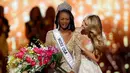 Ekspresi Miss District of Columbia, Deshauna Barber usai dinobatkan sebagai Miss USA 2016 di Las Vegas, (5/6). Wanita kulit hitam ini menggondol gelar Miss USA setelah berhasil menyisihkan 51 finalis lain yang juga tampil memukau. (REUTERS/Steve Marcus)