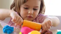 Anak membutuhkan stimulasi yang tepat sesuai usianya apabila kita berbicara tentang kualitas tumbuh kembang anak.