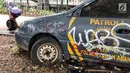 Sebuah mobil patroli Polsek Tanah Abang tampak mangkrak dan tidak terurus di kawasan Tanah Abang, Jakarta, Rabu (6/3). Mobil operasional merk KIA dibiarkan dipinggir jalan. (Liputan6.com/Fery Pradolo)