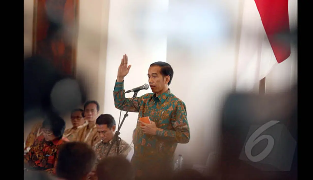 Presiden Joko Widodo memberikan pengarahan pada rapat koordinasi dengan bupati  se-Sulawesi dan Papua di Istana Bogor, Jawa Barat, Kamis (29/1/2015). (Liputan6.com/Faizal Fanani)