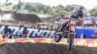 Aksi pembalap Indonesia Delvintor Alfarizi di MXGP Lombok 2024