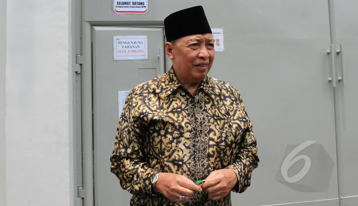 Mantan Wapres Hamzah Haz mendatangi Gedung KPK, Jakarta, Kamis (2/4/2015). Mantan Ketum PPP itu kembali menjenguk mantan Bupati Bangkalan Fuad Amin Imron di rutan KPK. (Liputan6.com/Herman Zakharia)