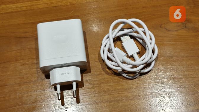Kepala charger 80W dan kabel data USB-A ke USB-C di boks Reno15 Pro Max 5G. (Liputan6.com/ Yuslianson)