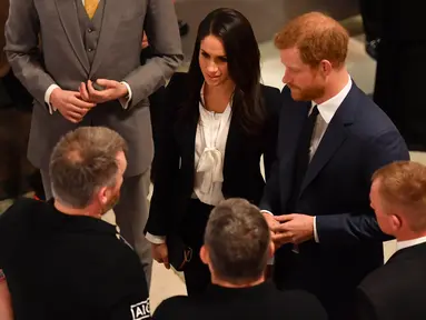 Pangeran Harry dan tunangannya, aktris AS Meghan Markle berbincang dengan para tamu yang menghadiri acara Endeavour Fund Awards di London, Kamis (1/2). Calon putri kerajaan Inggris itu  kembali melanggar protokol kerajaan. (Ben Stansall/pool via AP)