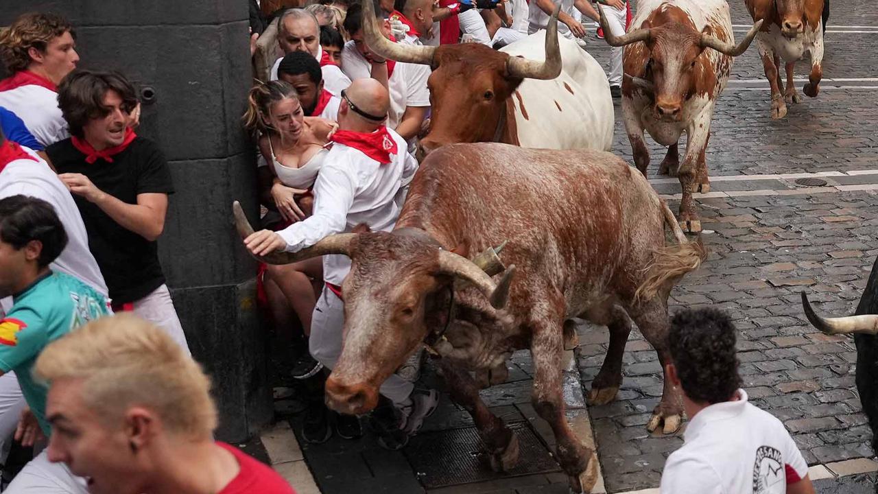 FOTO: Kengerian Festival Lari Banteng di Spanyol, Enam Peserta Dilarikan ke Rumah Sakit