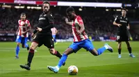 Gelandang Atletico Madrid Thomas Lemar berebut bola dengan bek Levante Jorge Miramon dalam pekan ke-21 LaLiga 2021-22 di Estadio Wanda Metropolitano, Kamis (18/2/2022) dini hari WIB. Atletico Madrid tumbang di kandang dari tim juru kunci Levante 0-1. (AP Photo/Manu Fernandez)