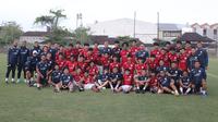 Para pemain Timnas Indonesia U-17 menggelar sesi latihan di Bali, Minggu (13/7/2025). (Bola.com/Alit Binawan)