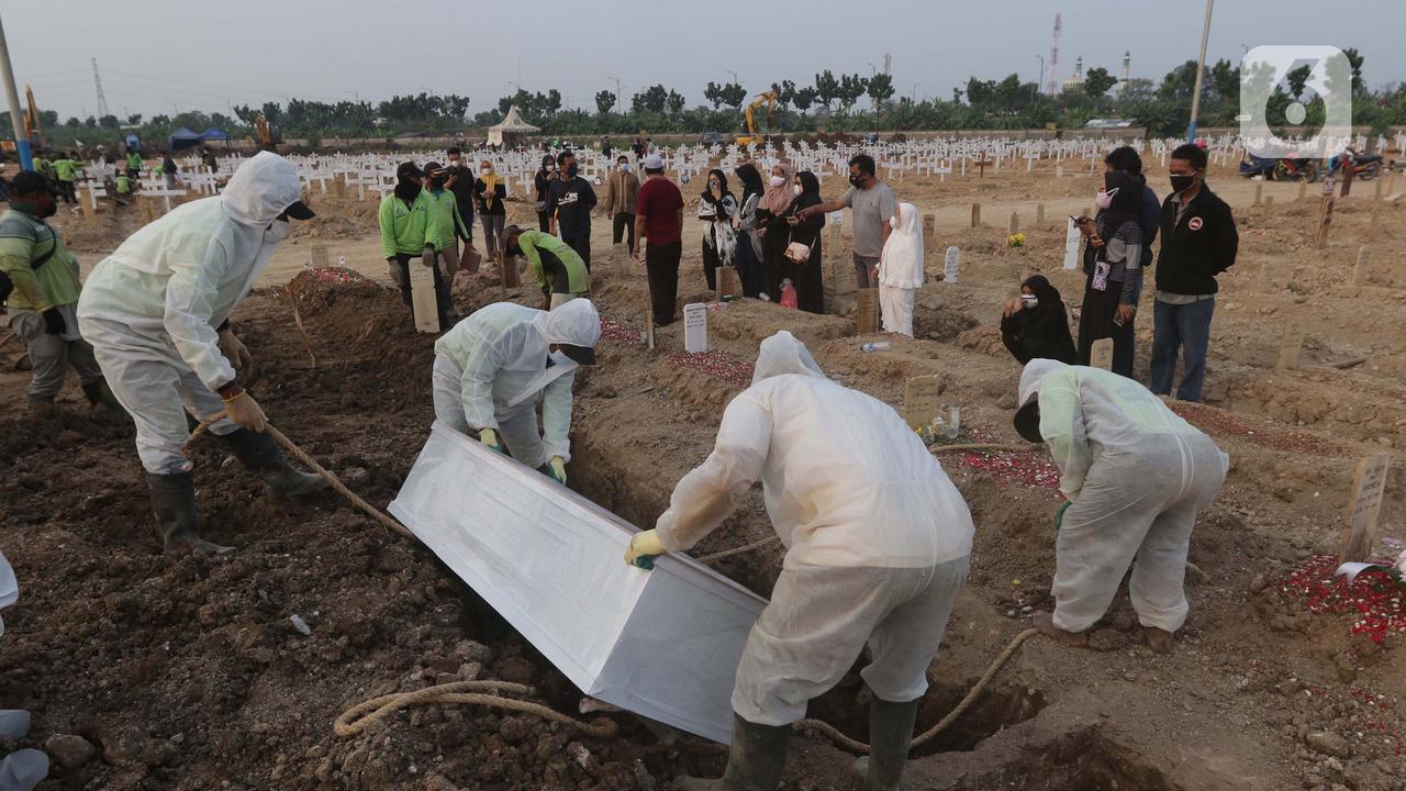 Potret Aktivitas Petugas Pemakaman dengan Protokol COVID-19