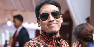 Desta merupakan salah satu fans berat dari salah satu klub liga Inggris, Liverpool. Ia pun tak melewatkan kesempatan saat Liverpool berkunjung ke Indonesia. (Adrian Putra/Bintang.com)