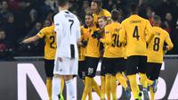 Para pemain Young Boys merayakan gol penalti yang dicetak Guillaume Hoarau. (AFP/Fabrice Coffrini)